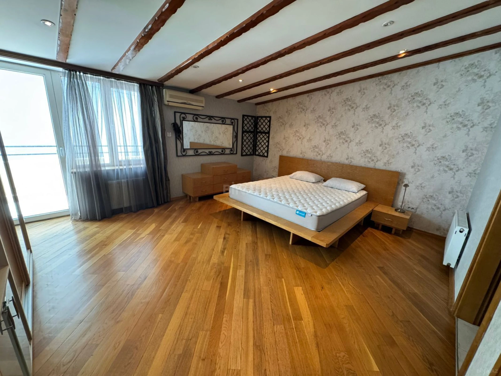 Kirayə verilir 6 otaqlı mənzil 250 m²