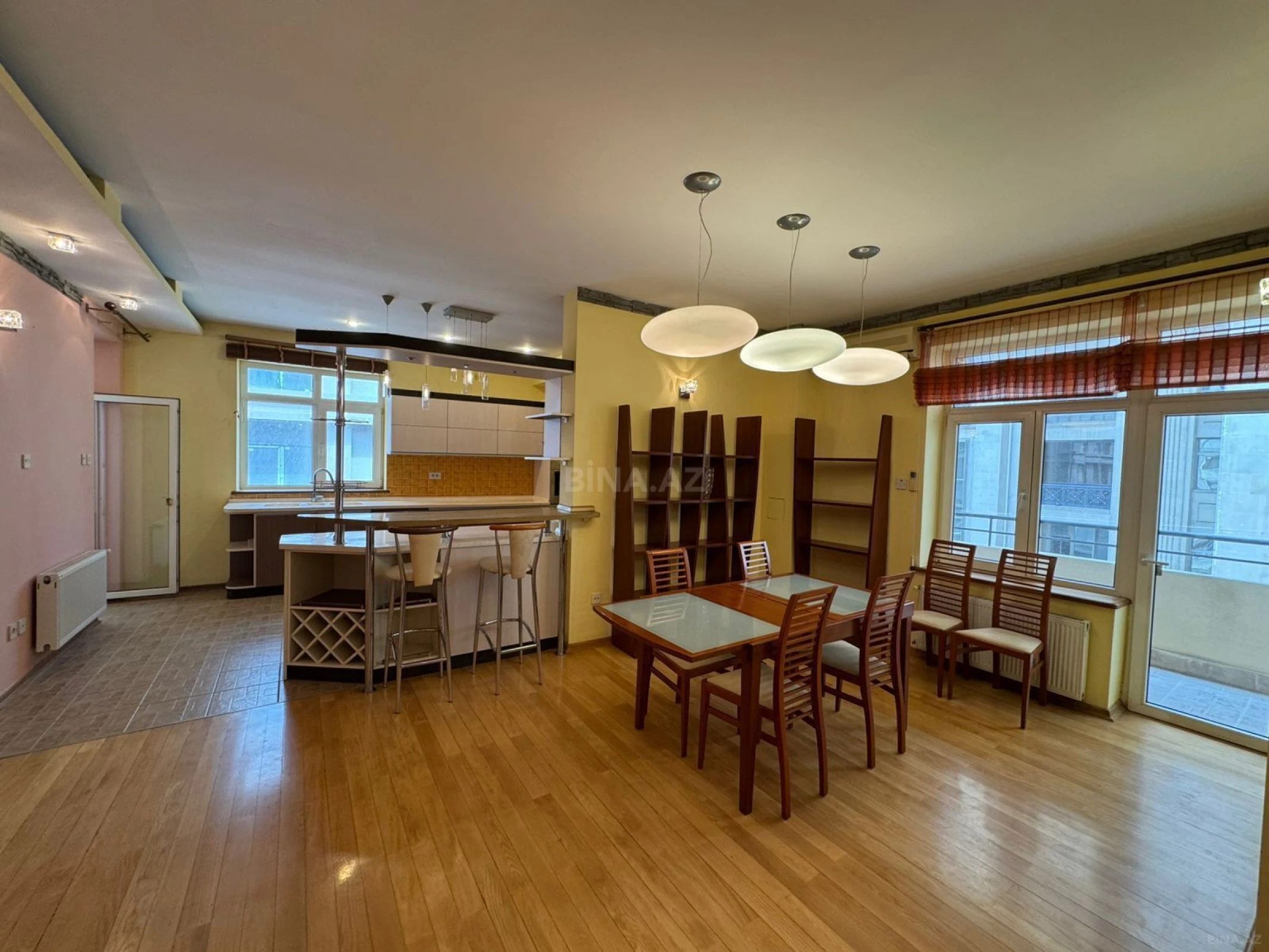 Kirayə verilir 6 otaqlı mənzil 250 m²