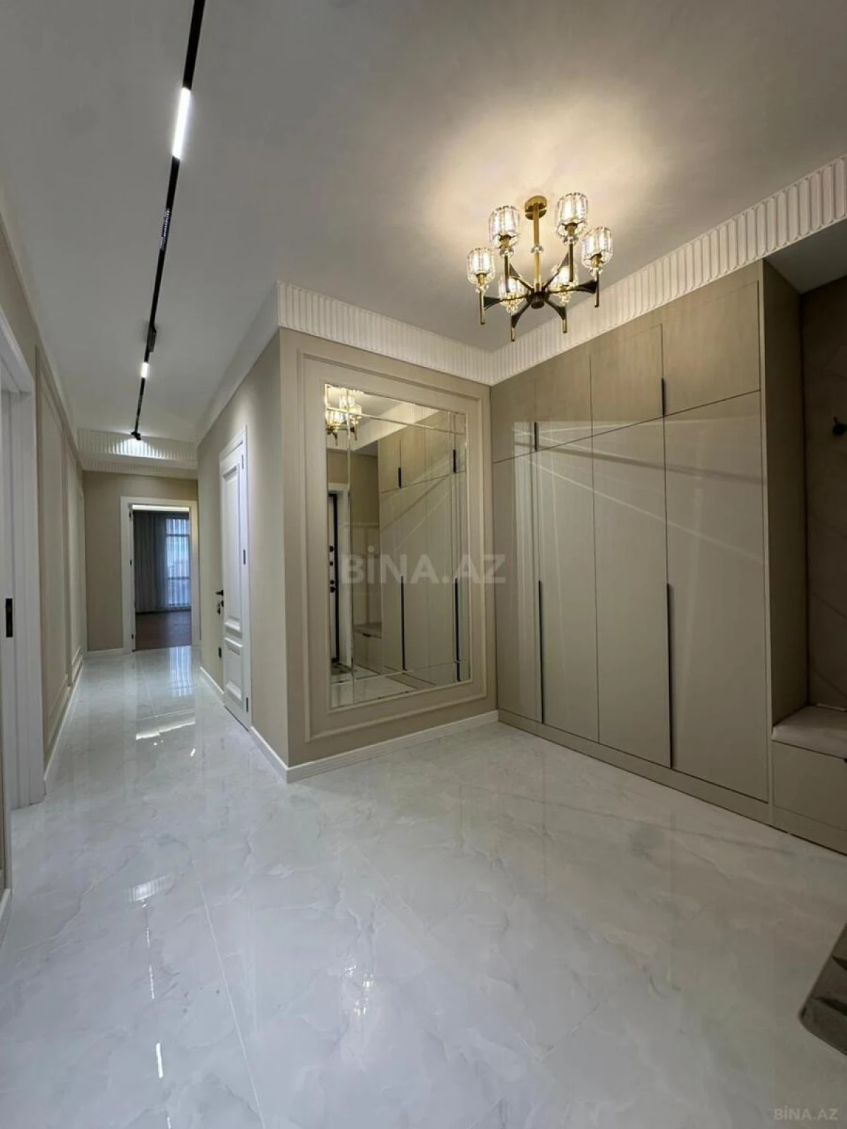 Satılır 4 otaqlı mənzil 137 m²