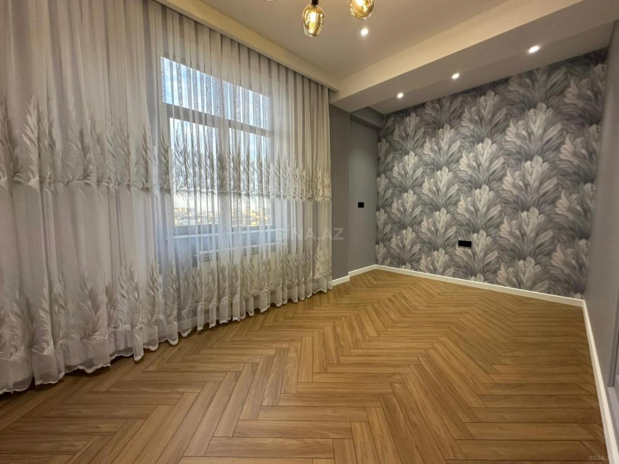 Satılır 4 otaqlı mənzil 137 m²