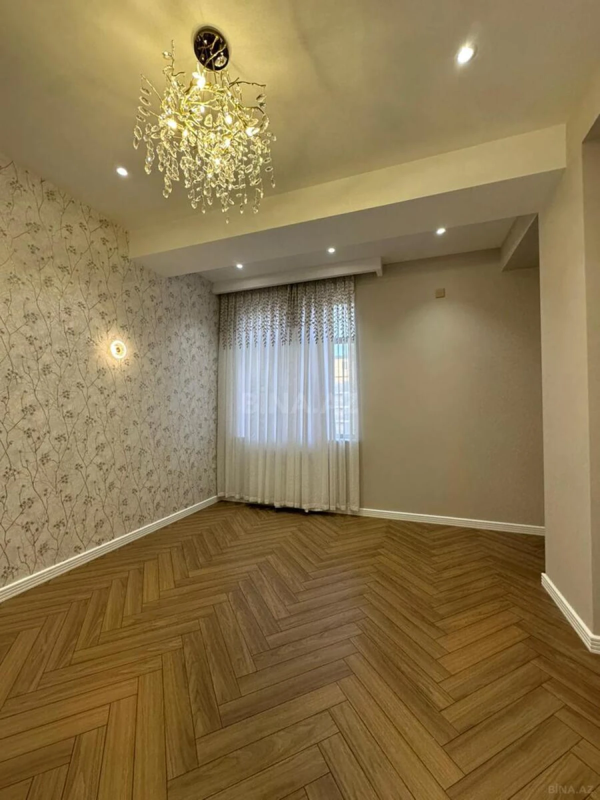 Satılır 4 otaqlı mənzil 137 m²