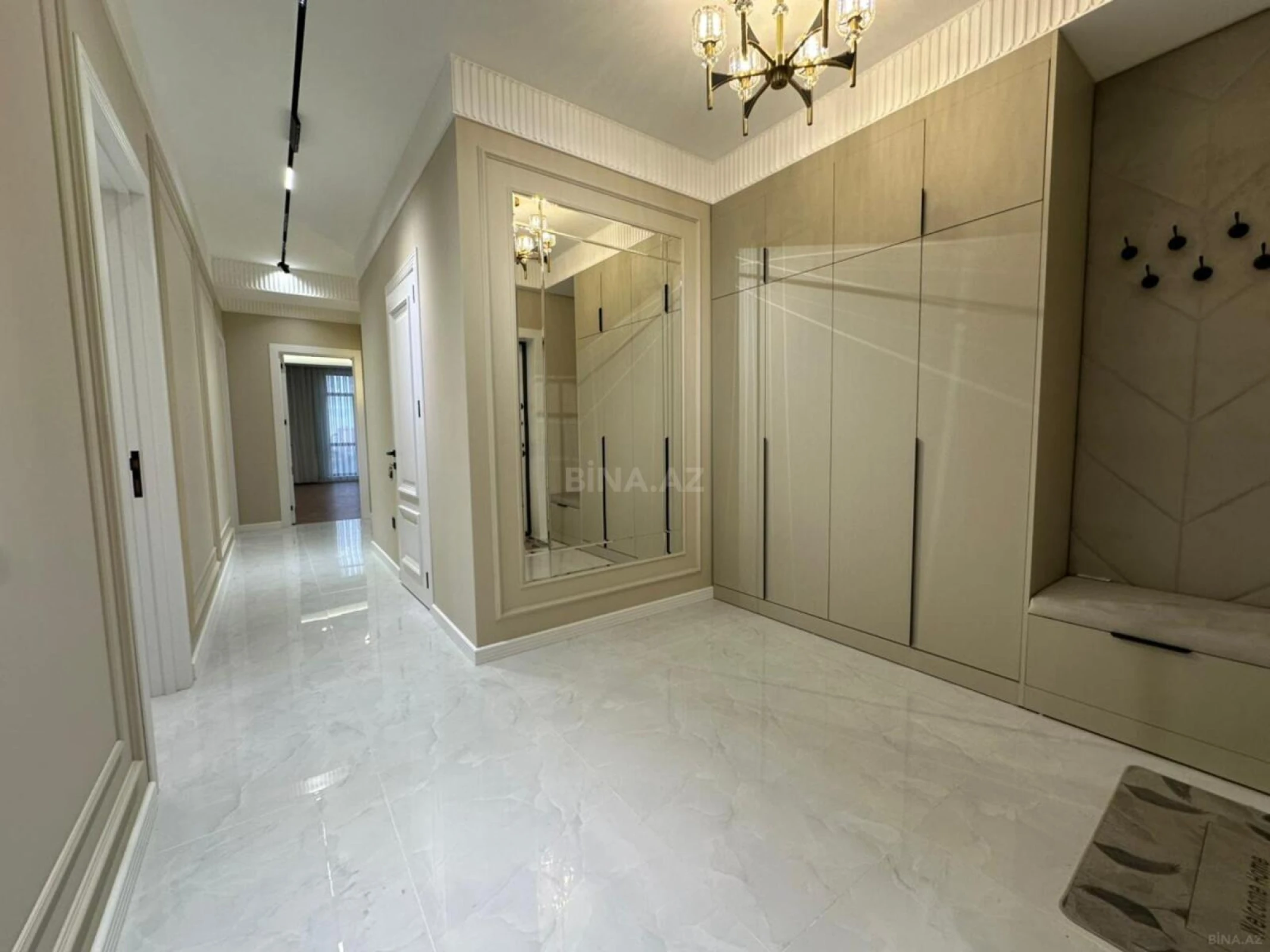 Satılır 4 otaqlı mənzil 137 m²