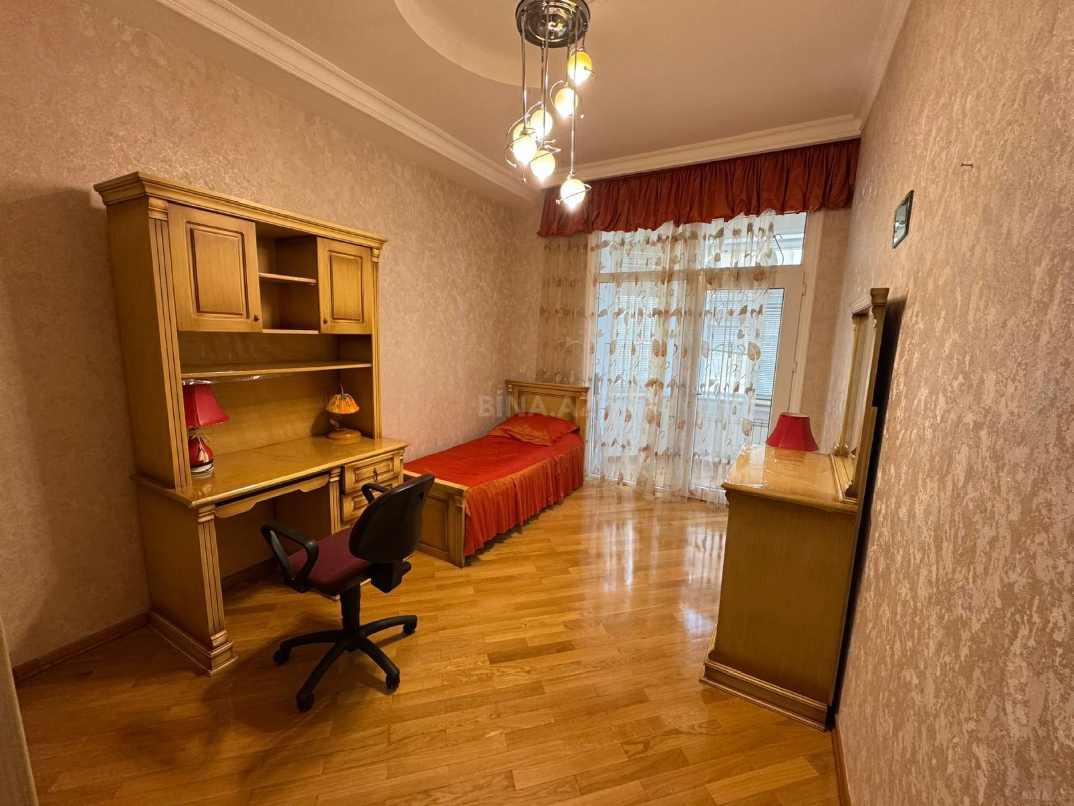 Kirayə verilir 4 otaqlı mənzil 150 m²