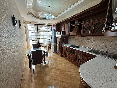 Kirayə verilir 4 otaqlı mənzil 150 m²
