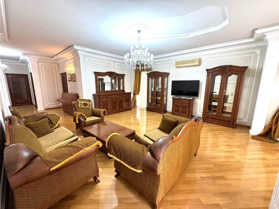 Kirayə verilir 4 otaqlı mənzil 150 m²
