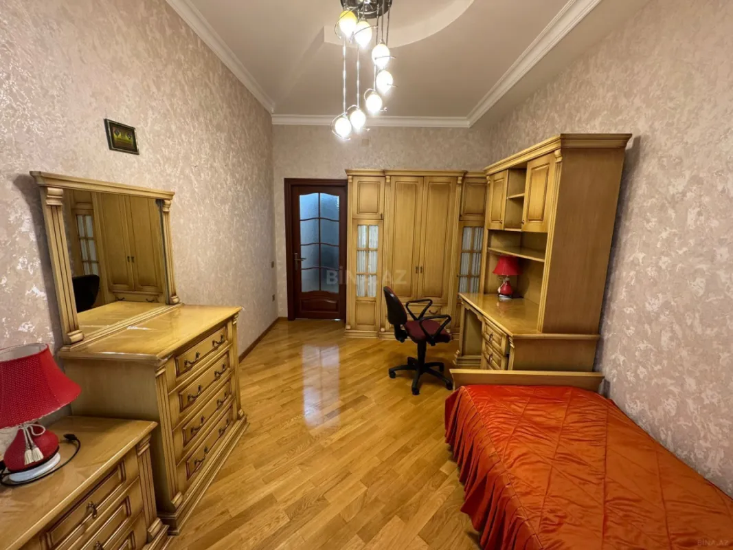 Kirayə verilir 4 otaqlı mənzil 150 m²