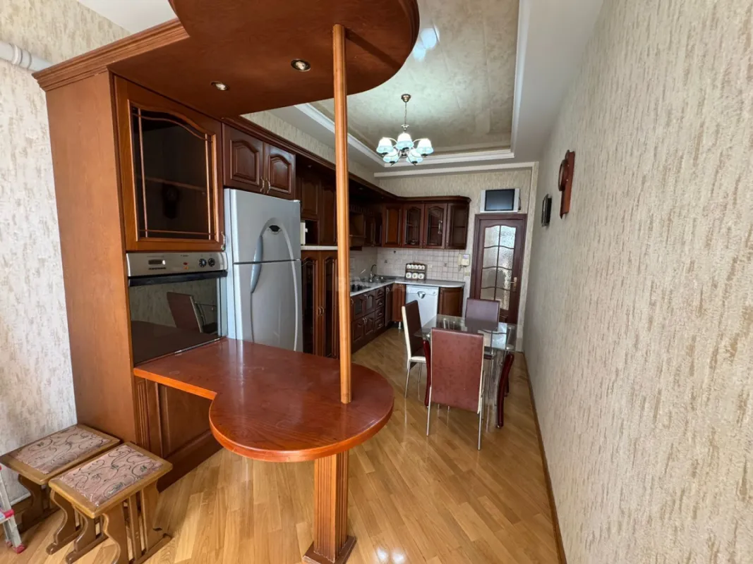 Kirayə verilir 4 otaqlı mənzil 150 m²