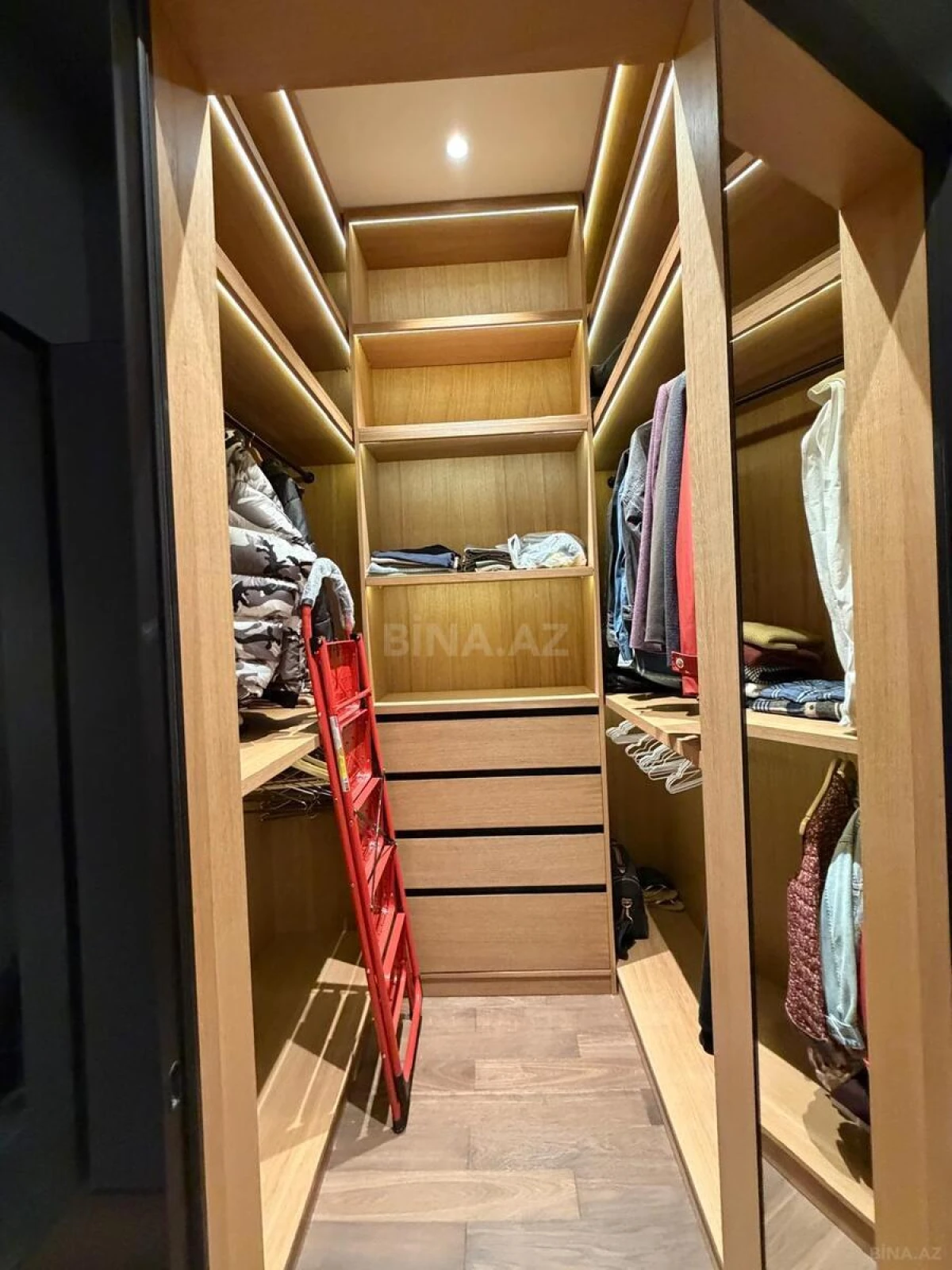 Satılır 4 otaqlı mənzil 200 m²