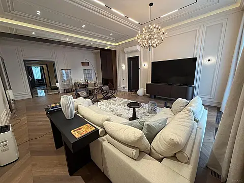 Satılır 4 otaqlı mənzil 200 m²