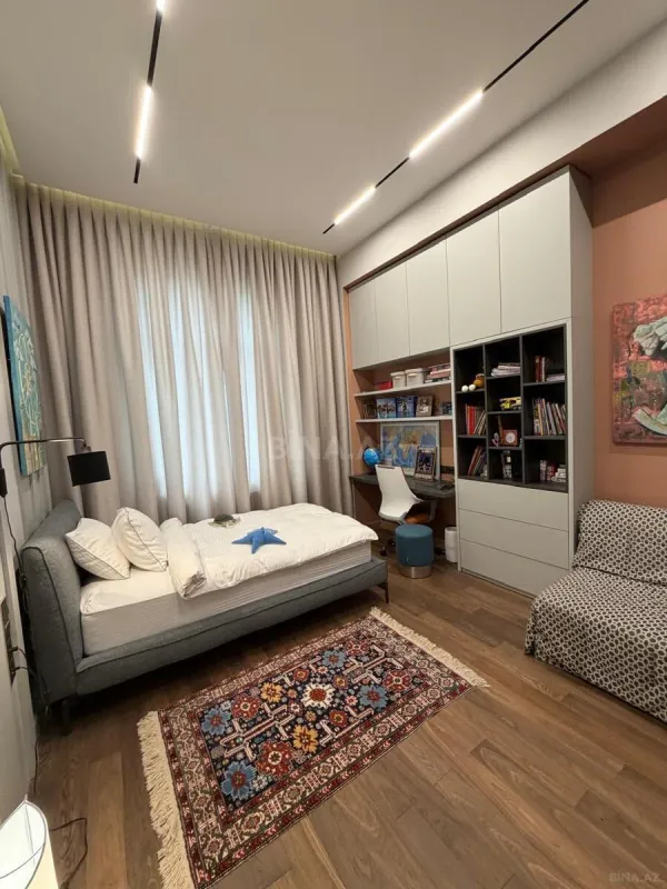 Satılır 4 otaqlı mənzil 200 m²
