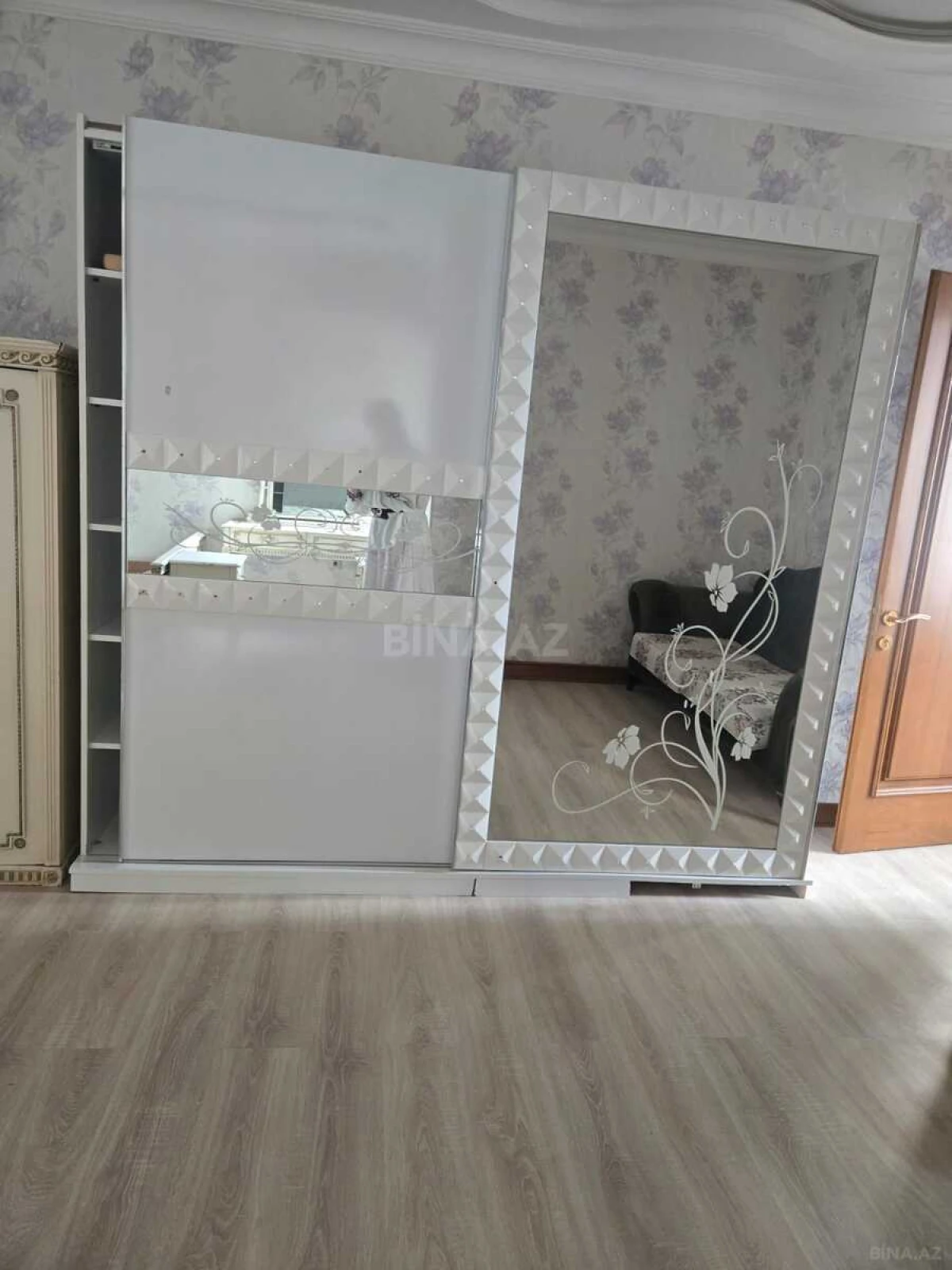 Kirayə verilir 2 otaqlı mənzil 109 m²