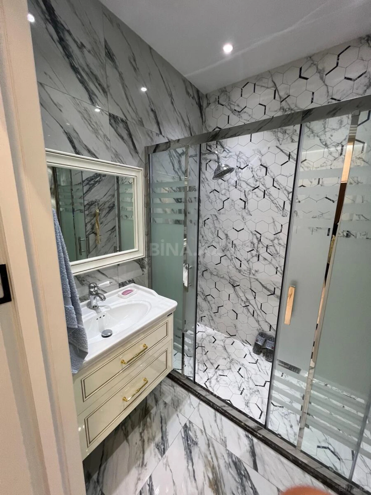 Kirayə verilir 2 otaqlı mənzil 95 m²