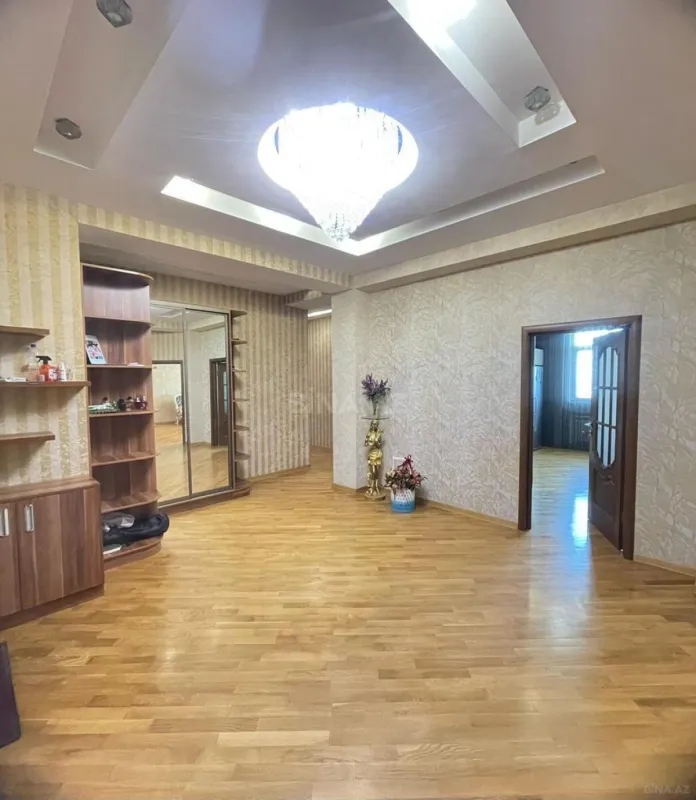 Satılır 4 otaqlı mənzil 172 m²
