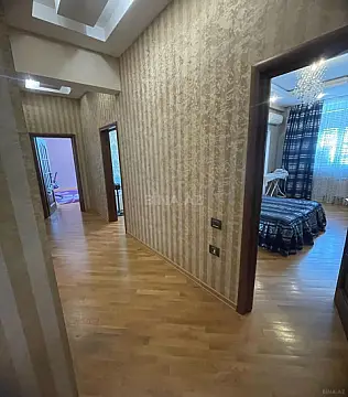 Satılır 4 otaqlı mənzil 172 m²