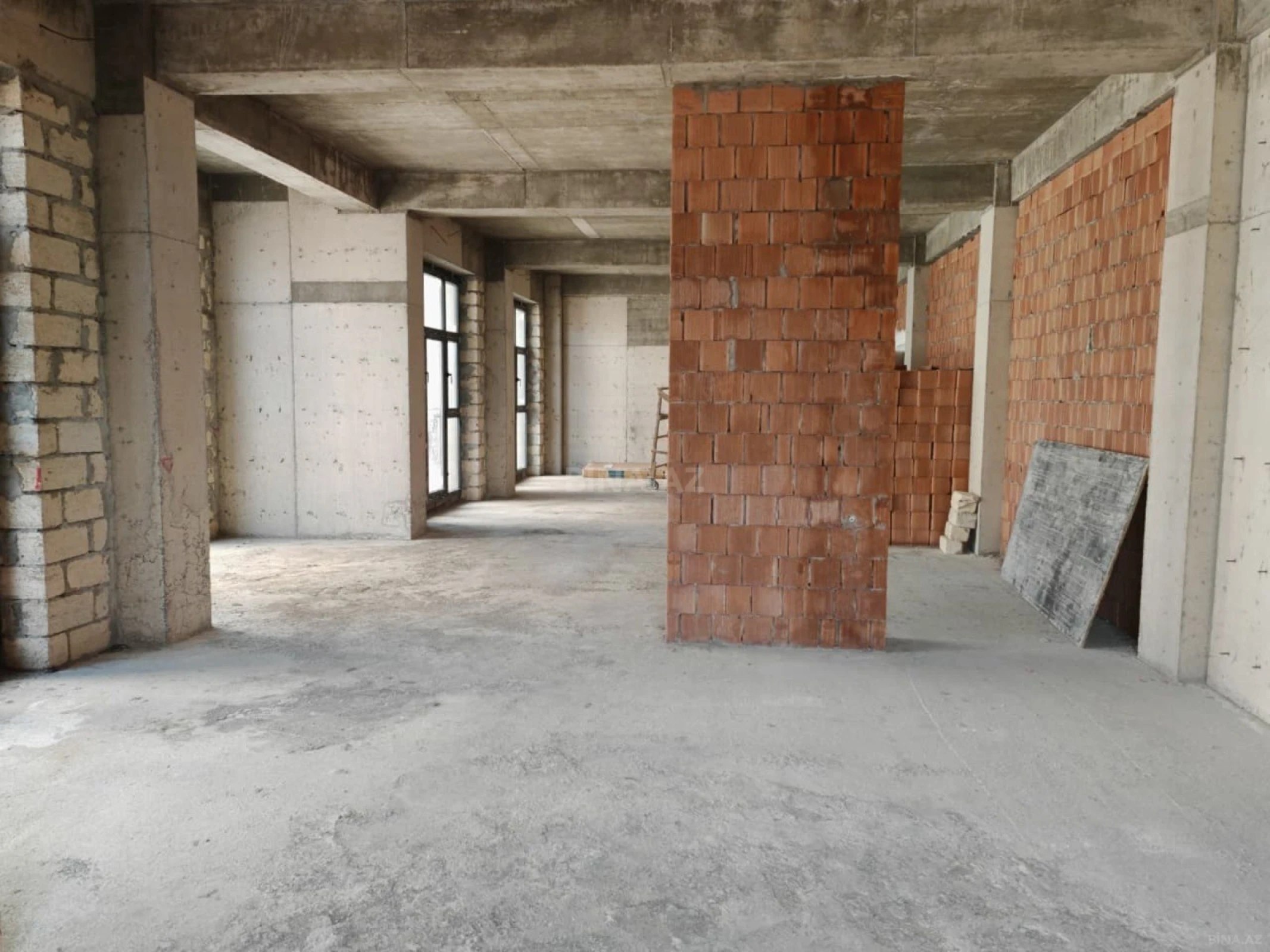 Satılır 4 otaqlı mənzil 164 m²