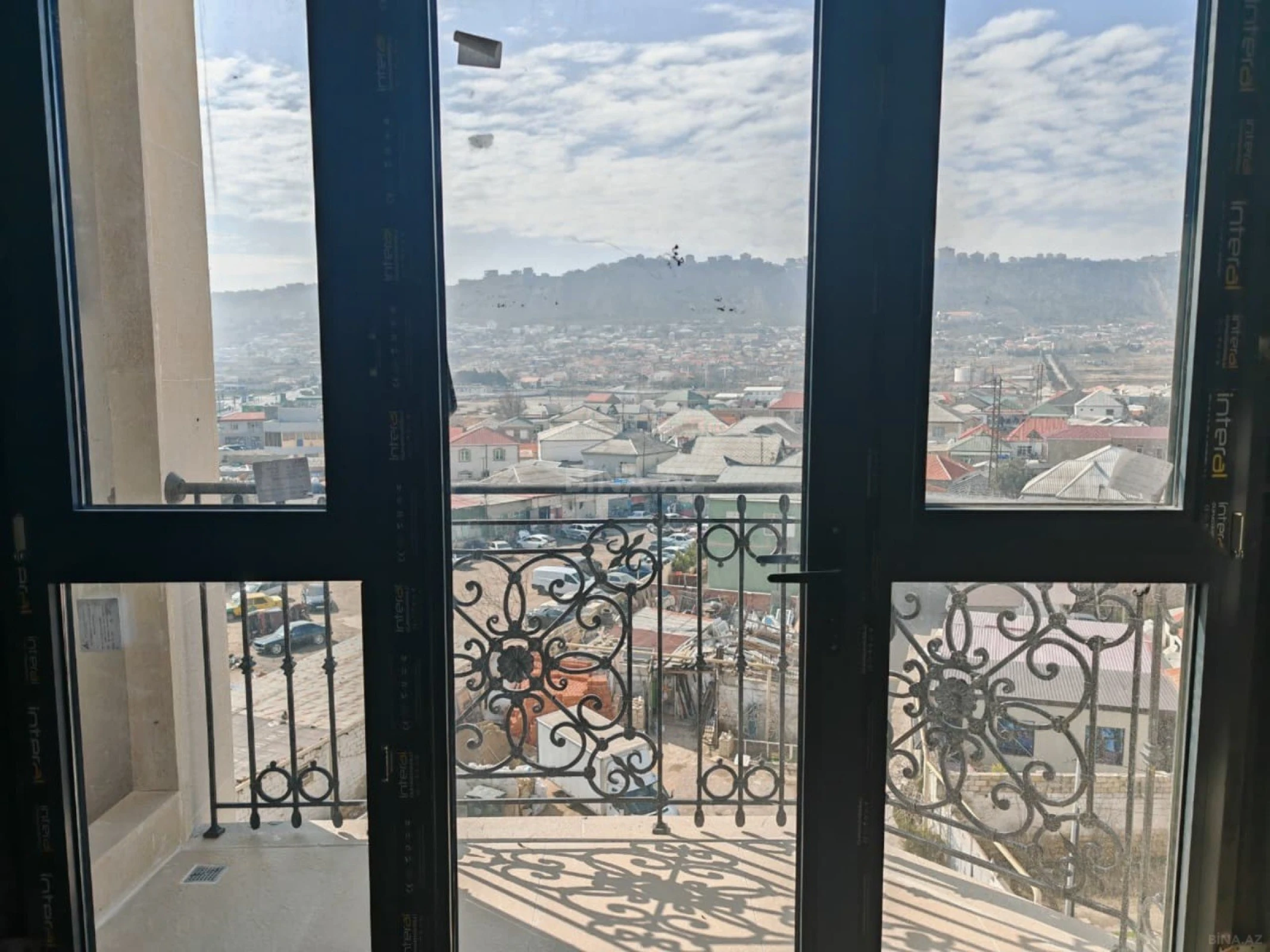 Satılır 4 otaqlı mənzil 164 m²