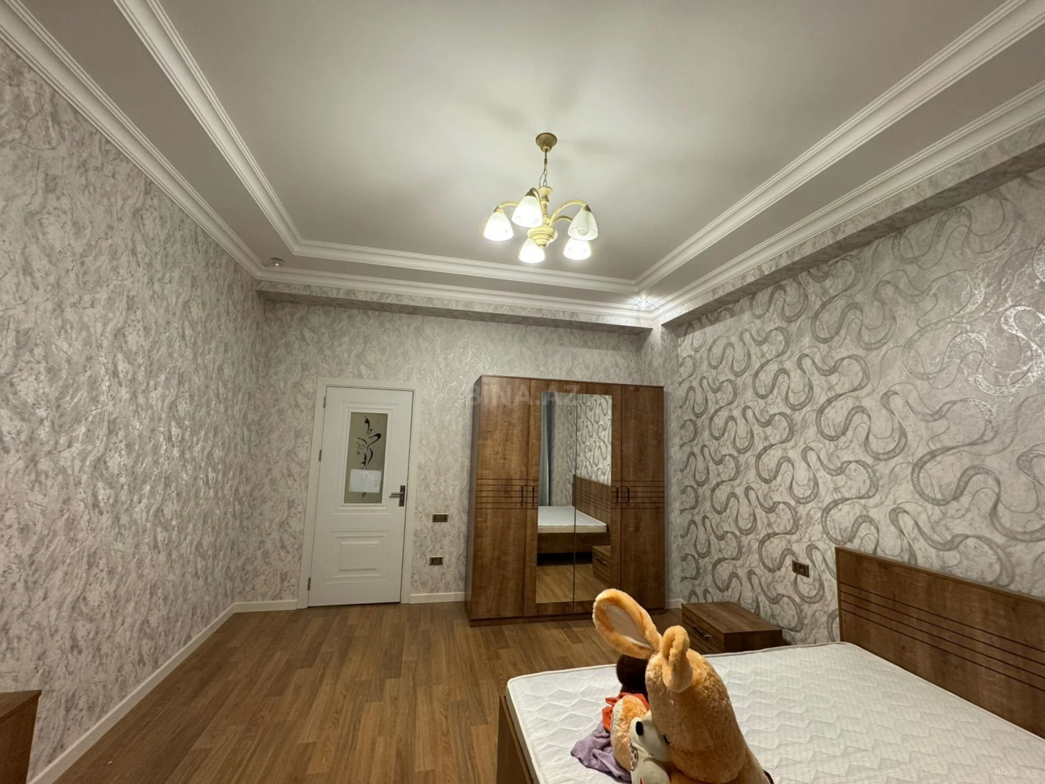 Kirayə verilir 4 otaqlı mənzil 135 m²