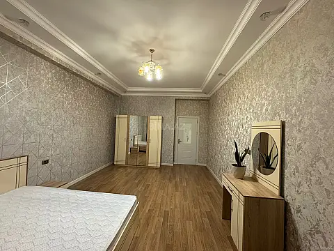 Kirayə verilir 4 otaqlı mənzil 135 m²