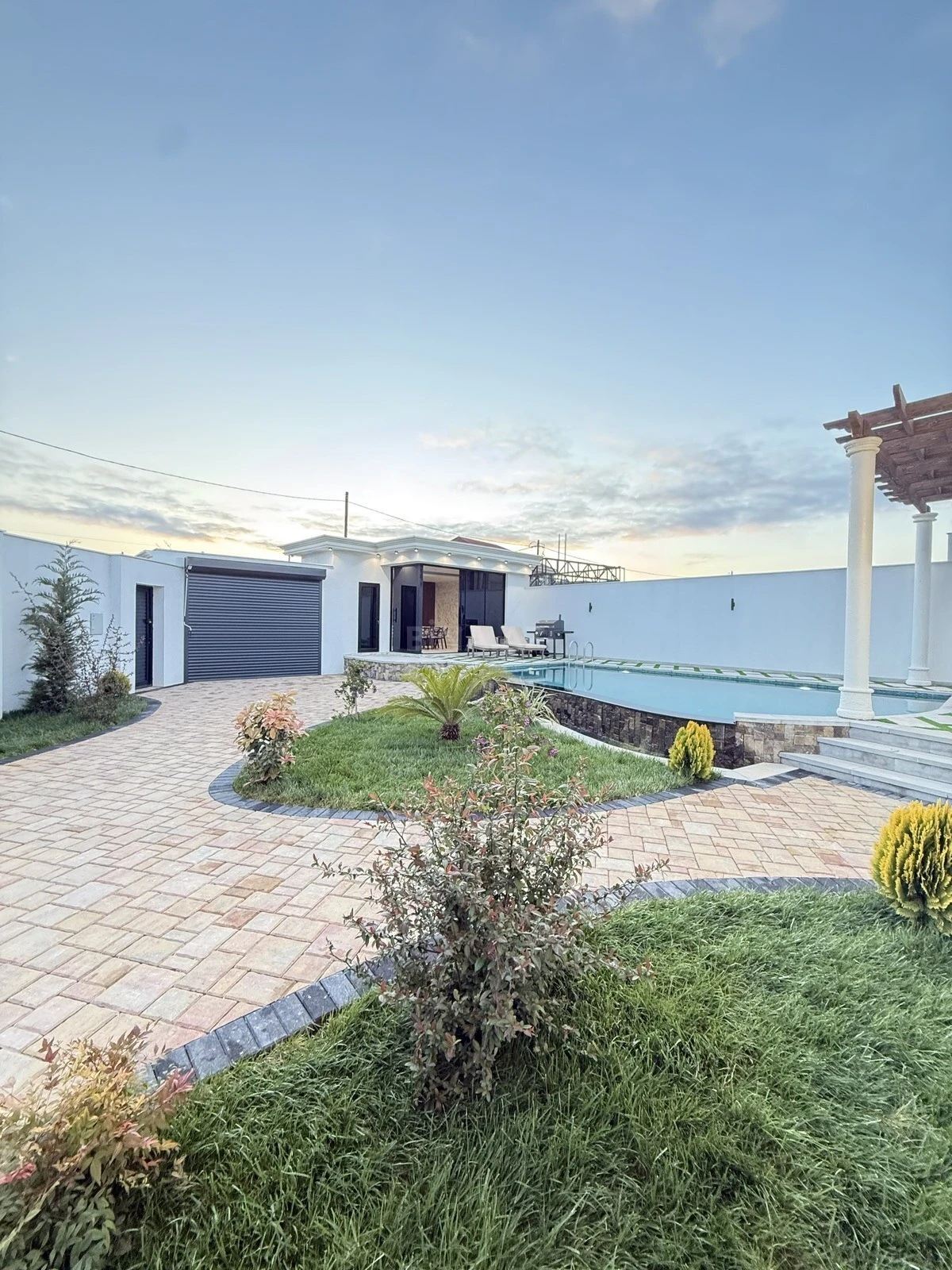 Satılır 4 otaqlı həyət evi 200 m²