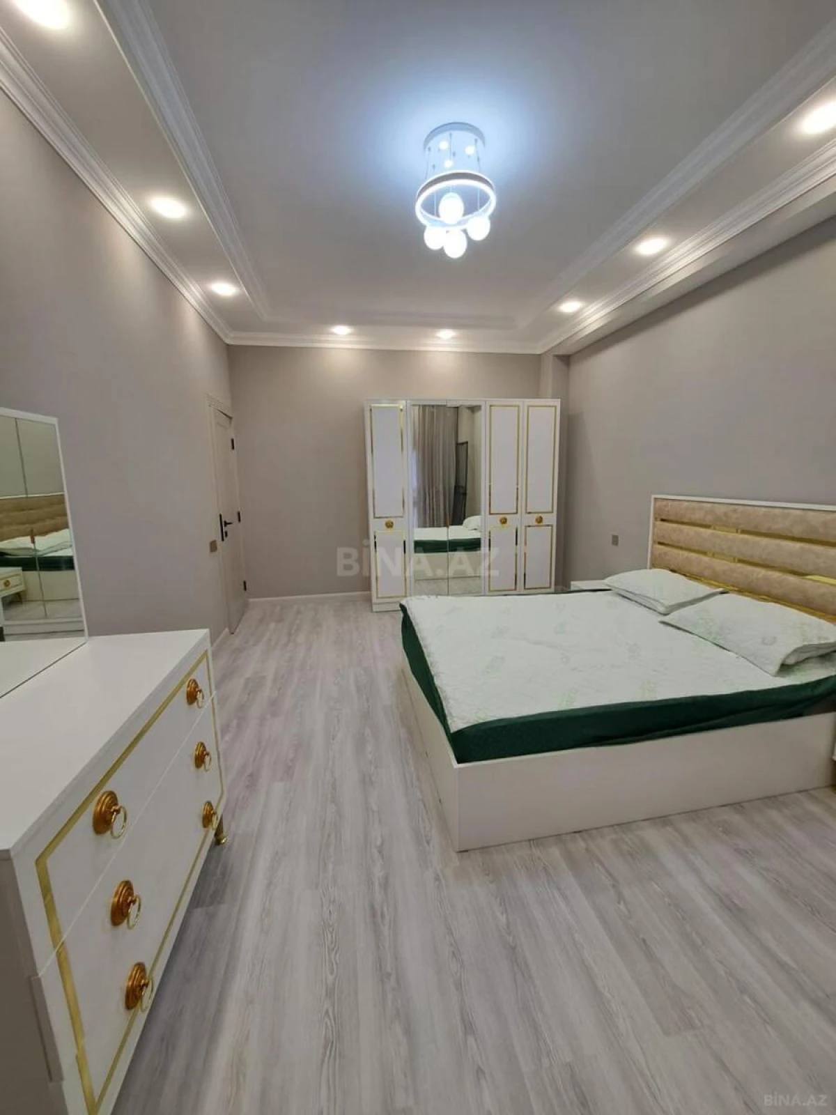 Kirayə verilir 3 otaqlı mənzil 130 m²
