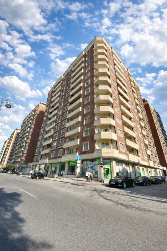 Satılır 4 otaqlı mənzil 212 m²