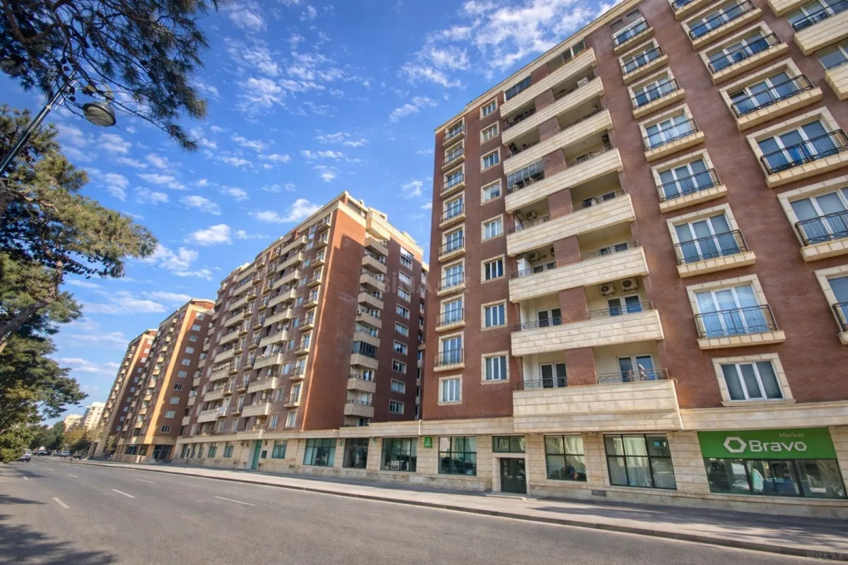 Satılır 4 otaqlı mənzil 212 m²
