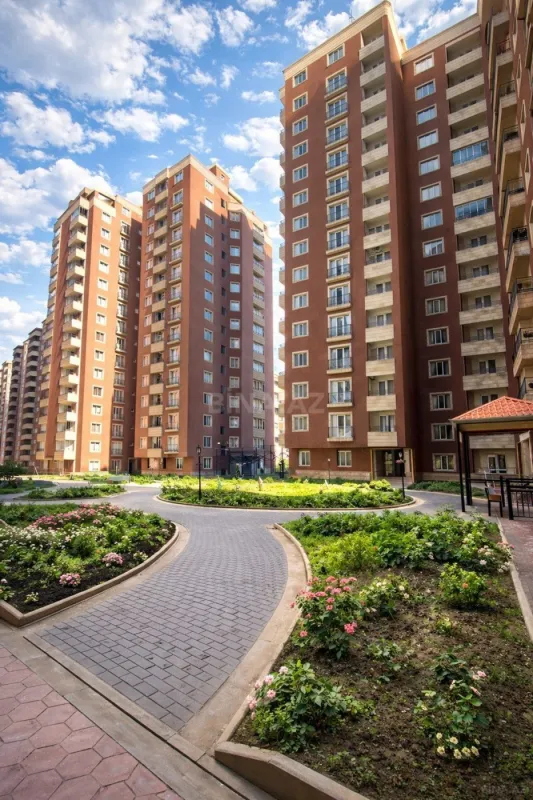 Satılır 4 otaqlı mənzil 212 m²