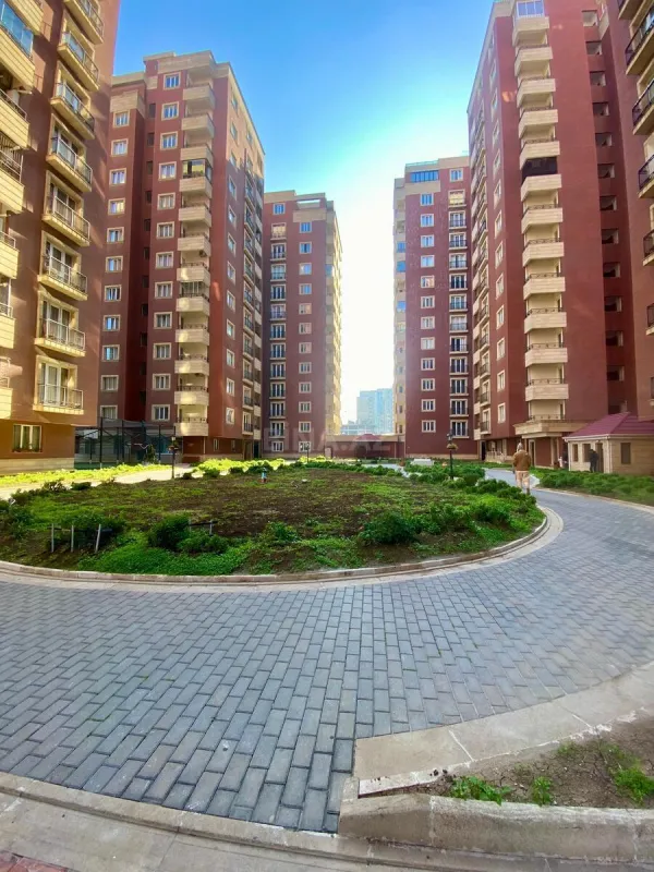 Satılır 4 otaqlı mənzil 212 m²