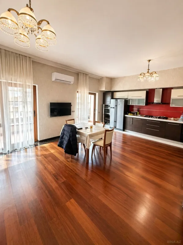 Satılır 4 otaqlı mənzil 212 m²