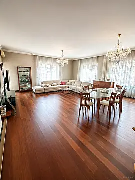 Satılır 4 otaqlı mənzil 212 m²