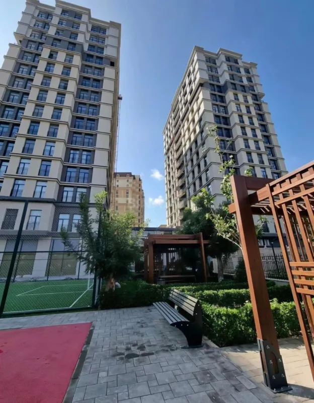 Satılır 4 otaqlı mənzil 131 m²