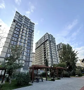 Satılır 4 otaqlı mənzil 131 m²