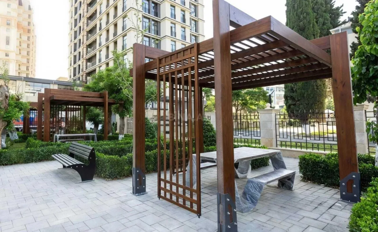 Satılır 4 otaqlı mənzil 131 m²