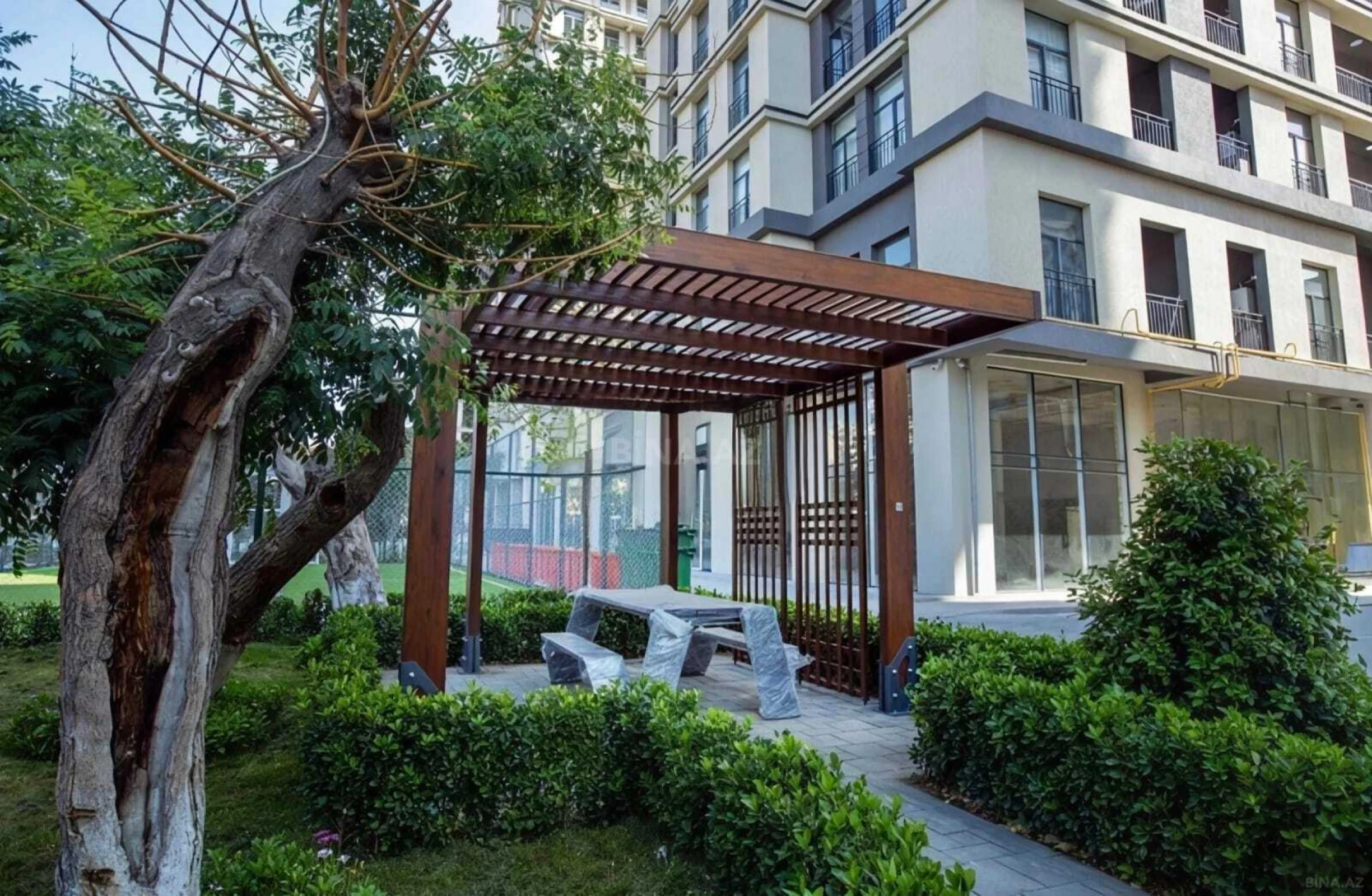 Satılır 4 otaqlı mənzil 131 m²