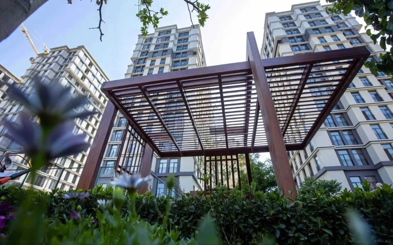 Satılır 4 otaqlı mənzil 131 m²