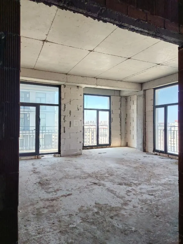 Satılır 4 otaqlı mənzil 131 m²