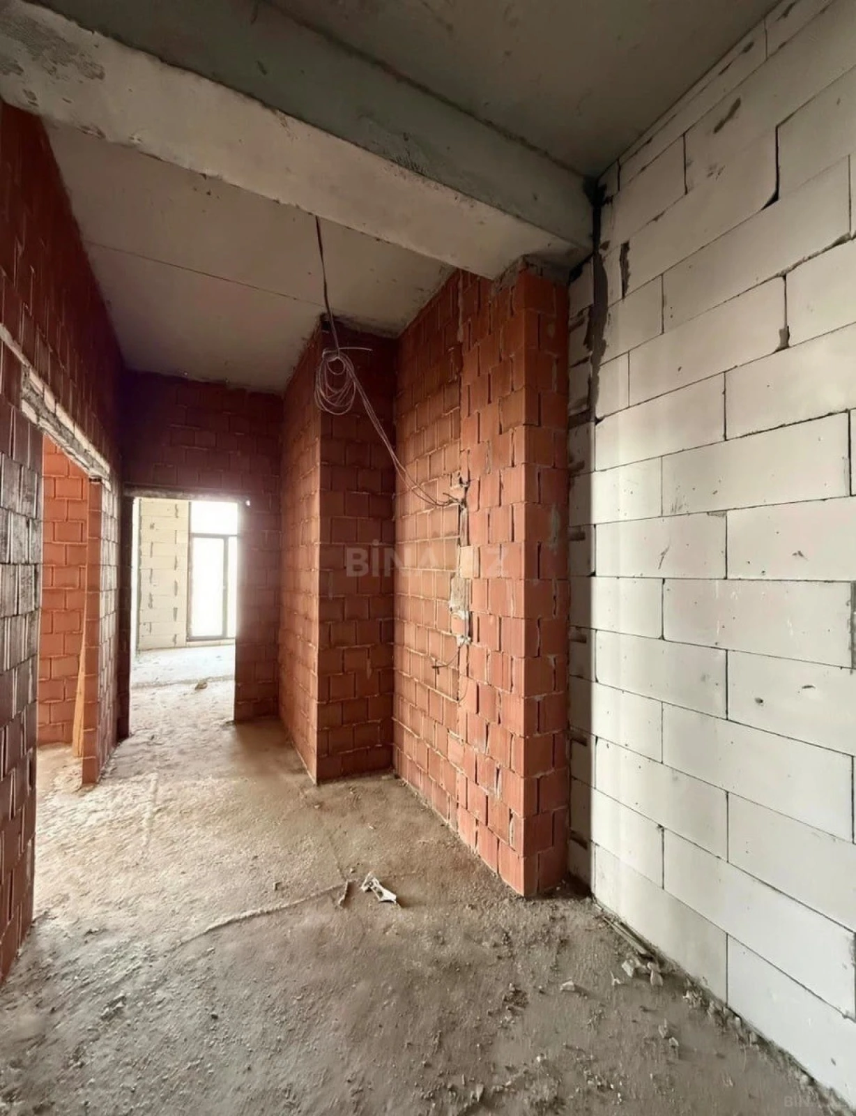 Satılır 4 otaqlı mənzil 131 m²