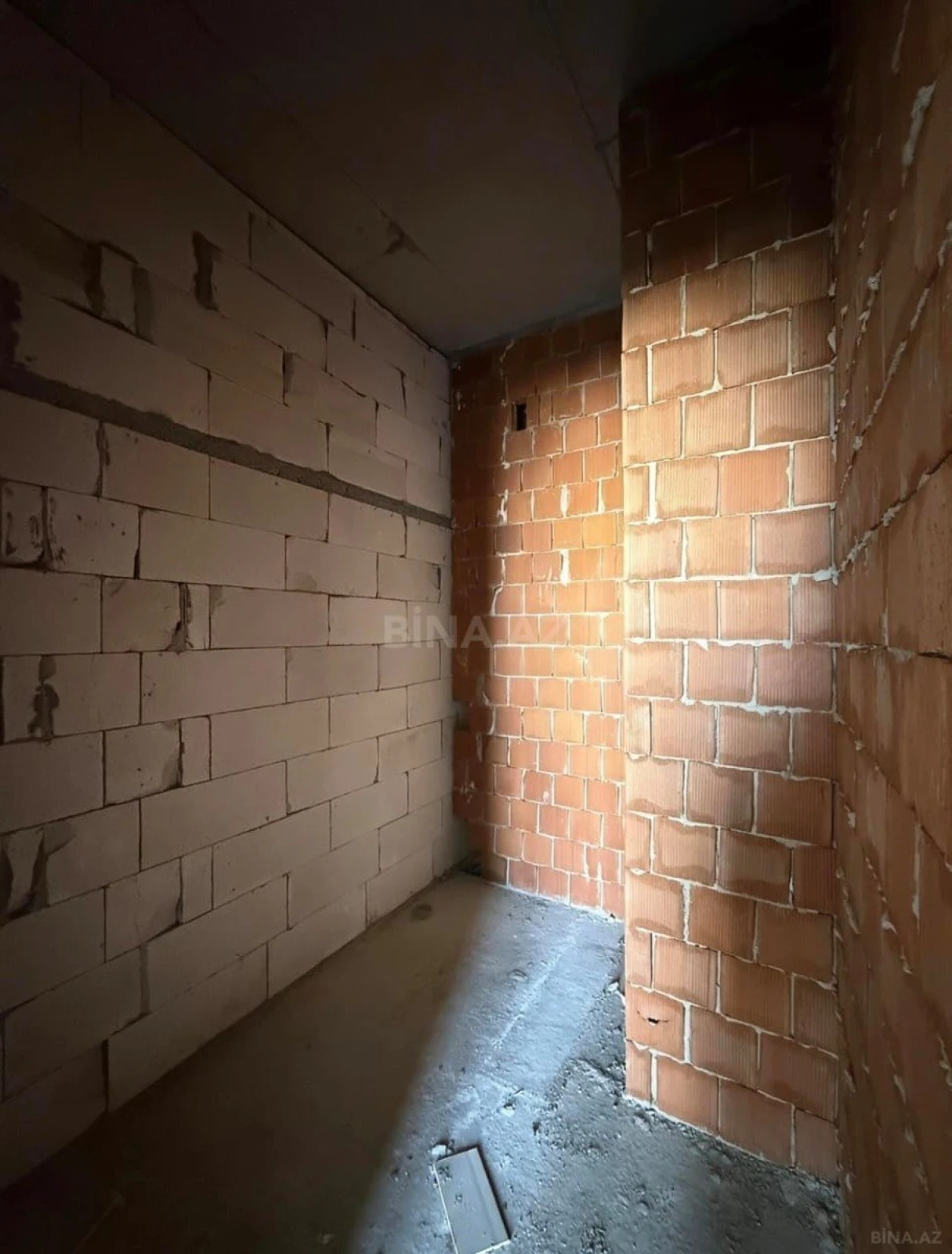 Satılır 4 otaqlı mənzil 131 m²