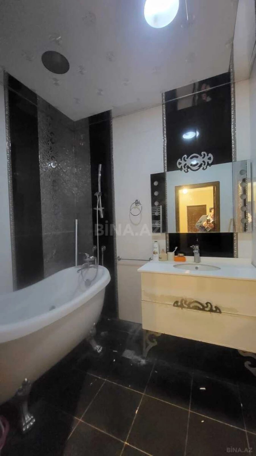 Kirayə verilir 3 otaqlı mənzil 121 m²