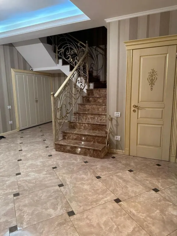 Satılır 4 otaqlı mənzil 278 m²