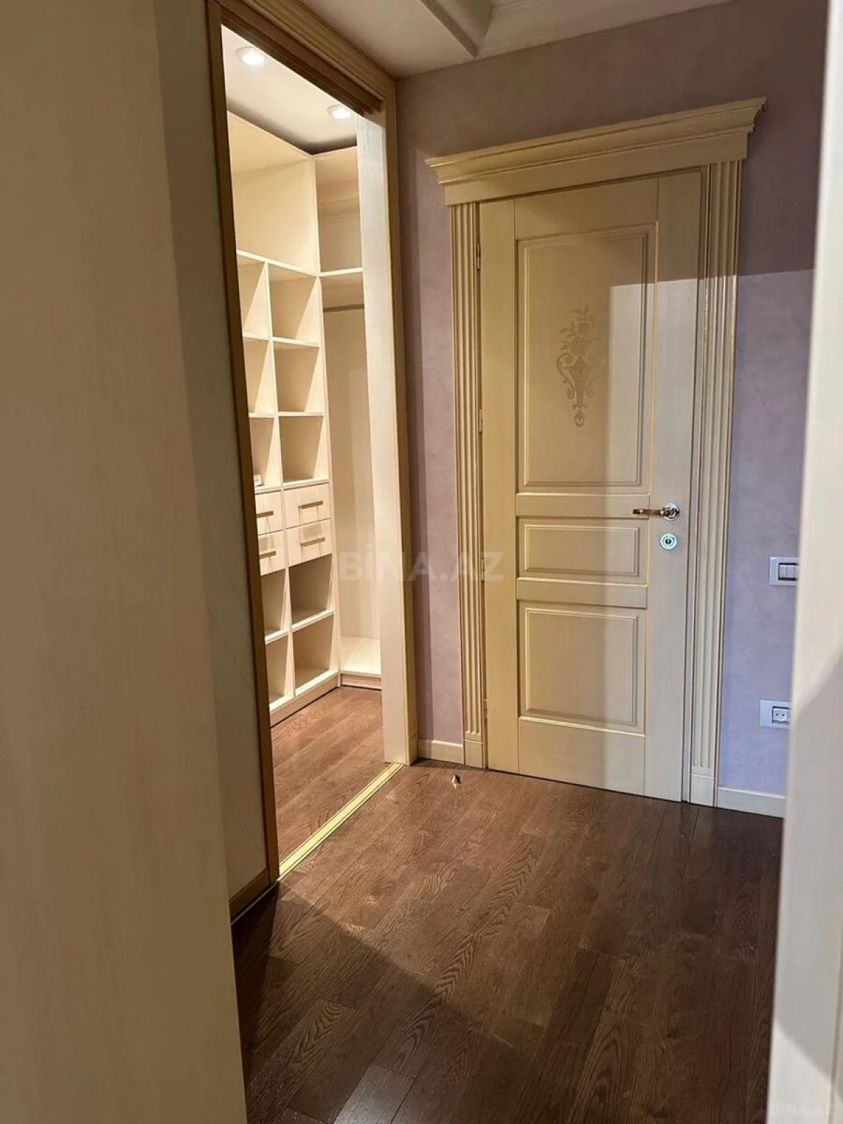 Satılır 4 otaqlı mənzil 278 m²