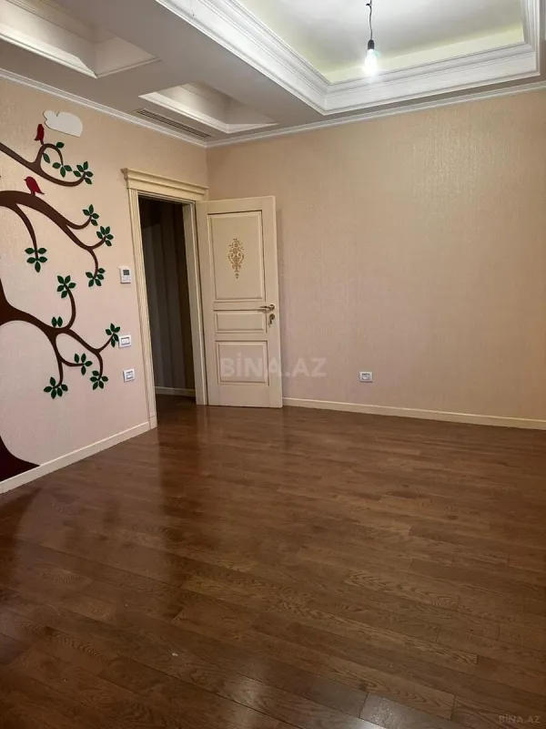 Satılır 4 otaqlı mənzil 278 m²