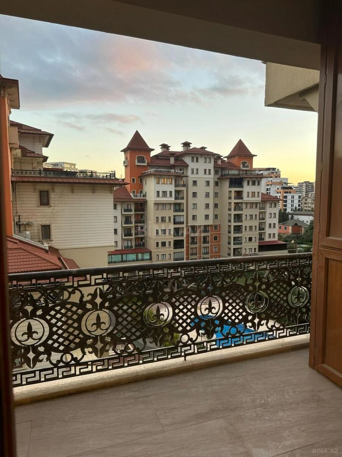 Satılır 4 otaqlı mənzil 278 m²