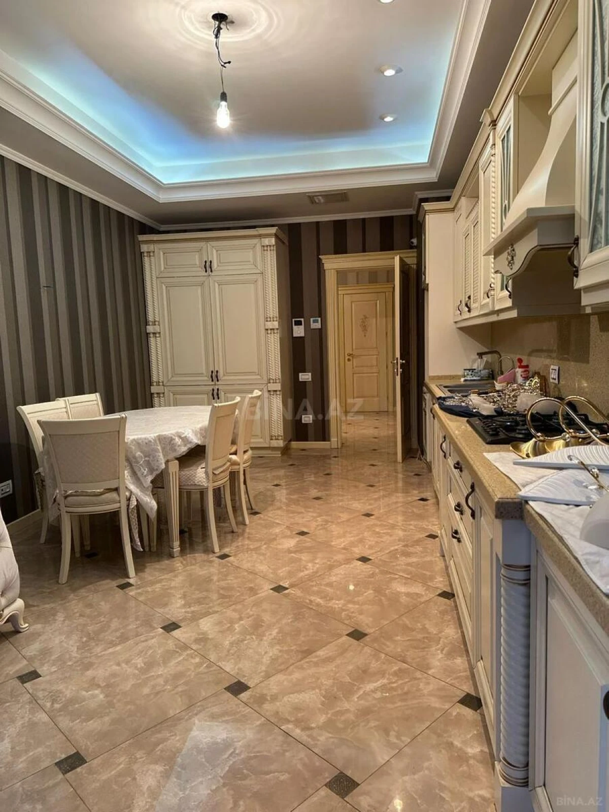 Satılır 4 otaqlı mənzil 278 m²