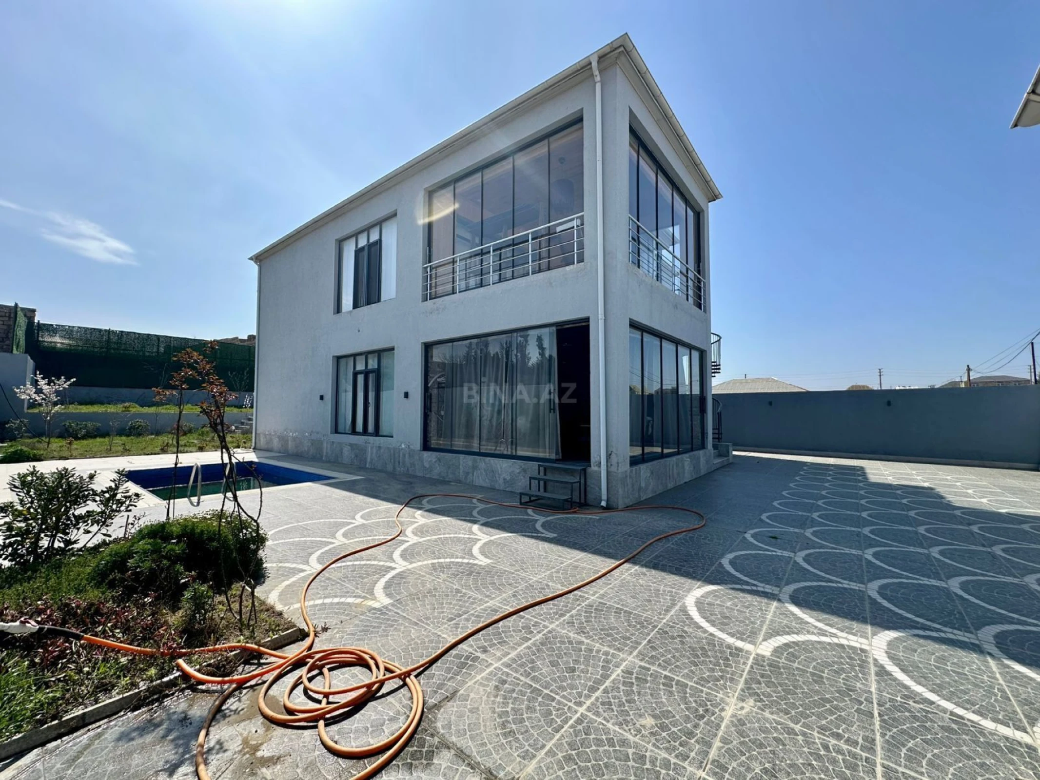 Kirayə verilir 8 otaqlı həyət evi 300 m²