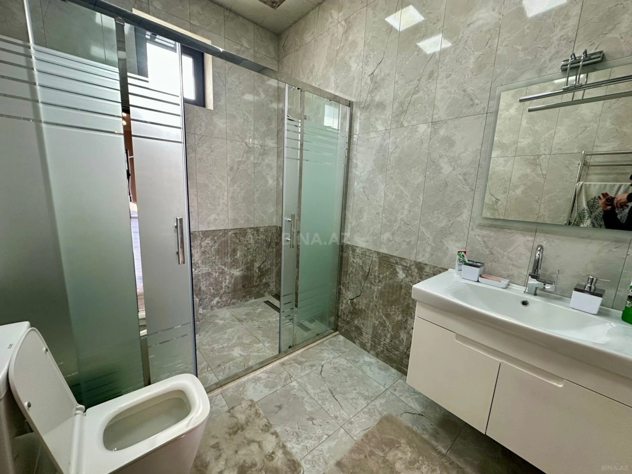 Kirayə verilir 8 otaqlı həyət evi 300 m²