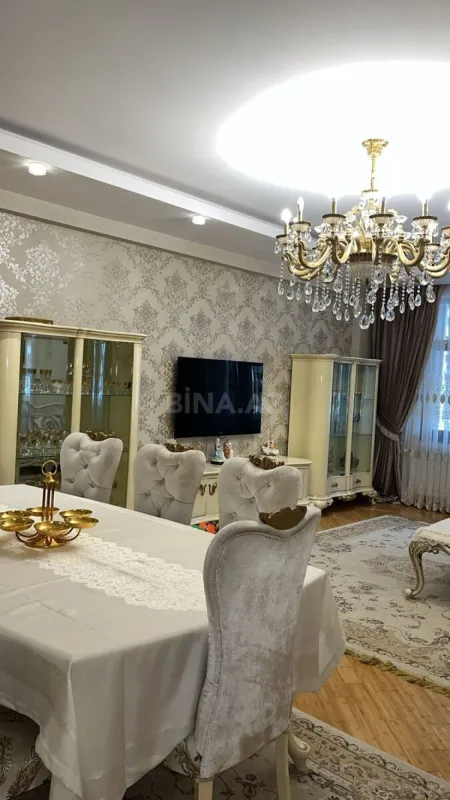 Satılır 4 otaqlı mənzil 190 m²