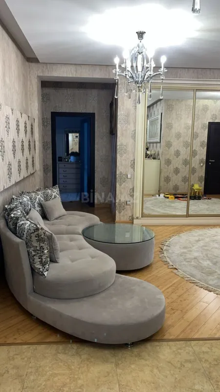 Satılır 4 otaqlı mənzil 190 m²