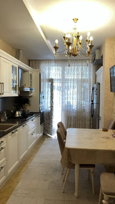 Satılır 4 otaqlı mənzil 190 m²
