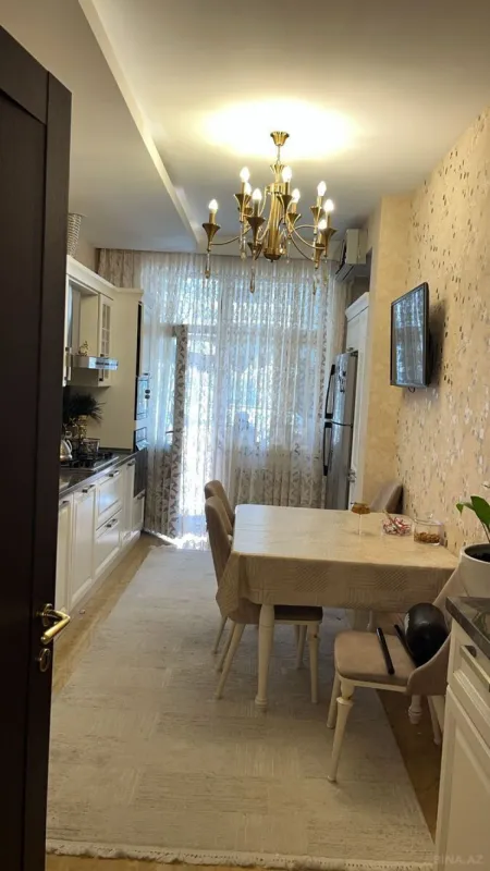 Satılır 4 otaqlı mənzil 190 m²